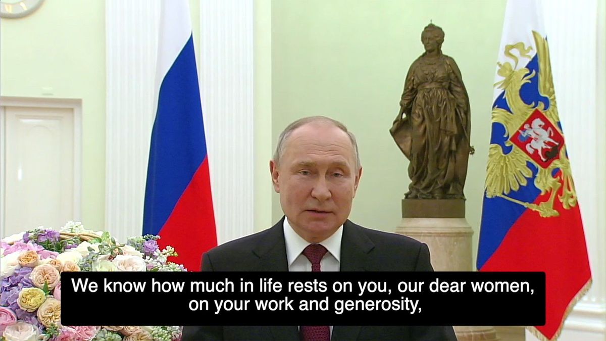 Putin gratuloval k MDŽ. Na loňský slib ženám se vykašlal